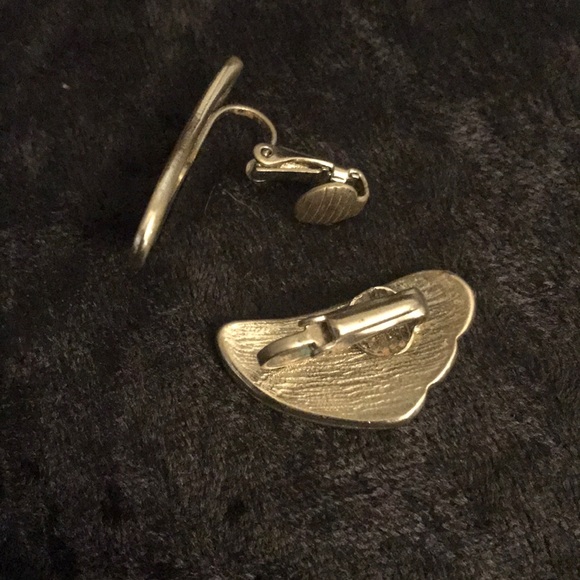 Easy wear Turquoise Enamel Clip on - Picture 3 of 3